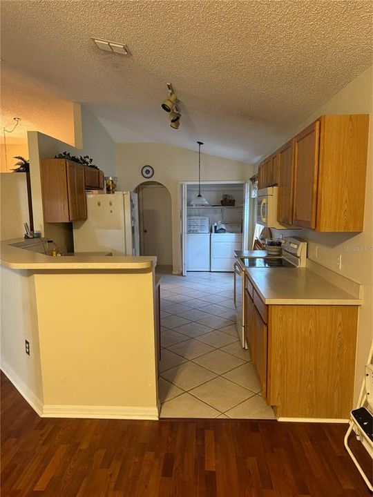 Под контрактом: $365,000 (3 спален, 2 ванн, 1617 Квадратных фут)