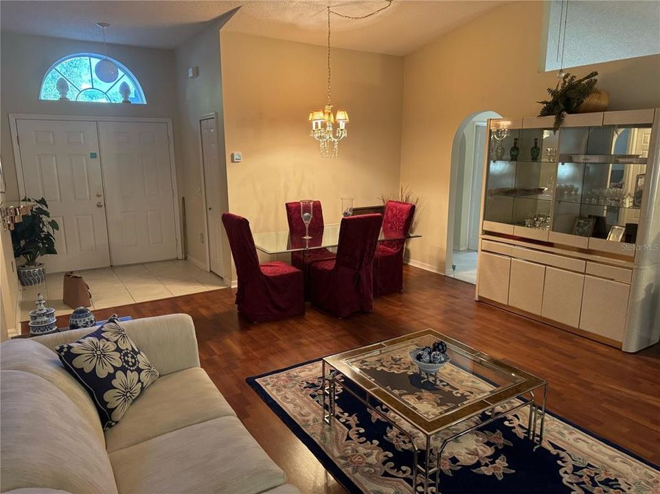 Под контрактом: $365,000 (3 спален, 2 ванн, 1617 Квадратных фут)