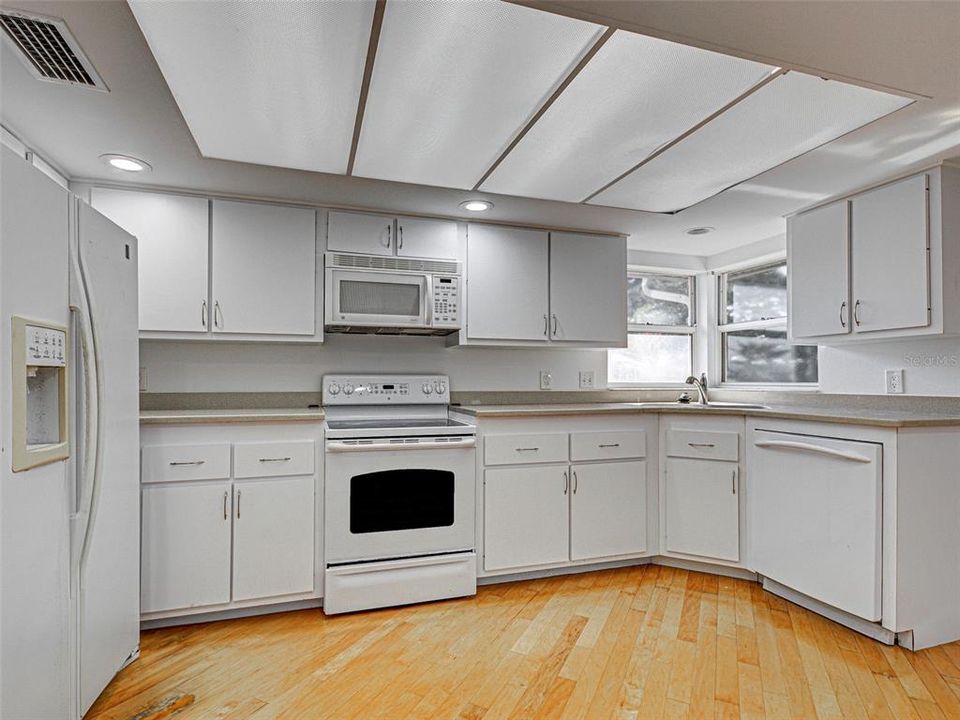 For Sale: $285,000 (2 beds, 2 baths, 1432 Square Feet)