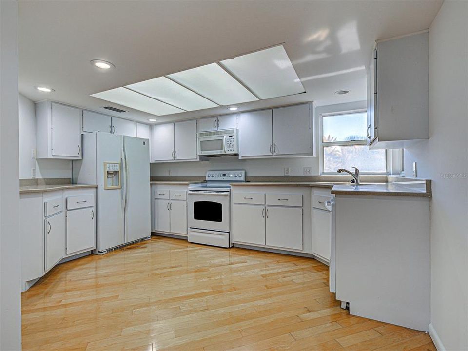 For Sale: $285,000 (2 beds, 2 baths, 1432 Square Feet)