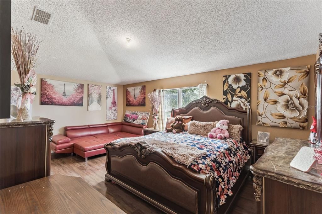 For Sale: $389,000 (5 beds, 2 baths, 3072 Square Feet)