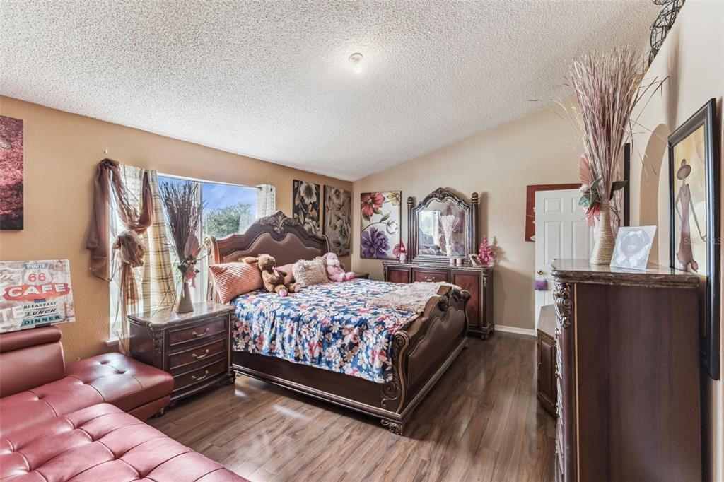 For Sale: $389,000 (5 beds, 2 baths, 3072 Square Feet)