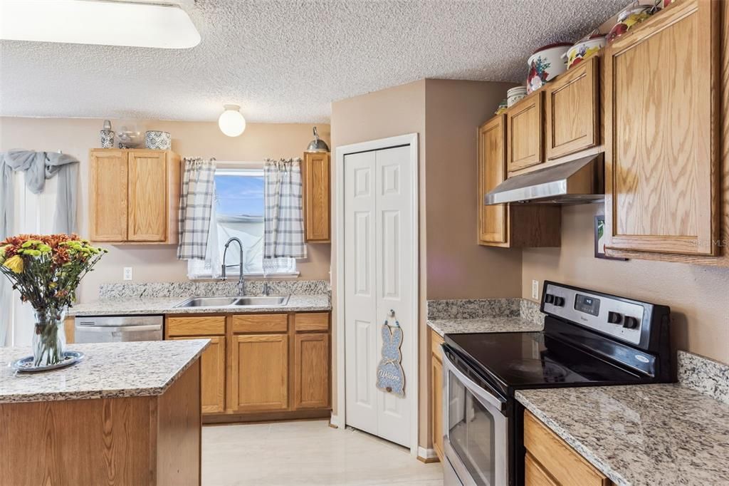 For Sale: $389,000 (5 beds, 2 baths, 3072 Square Feet)