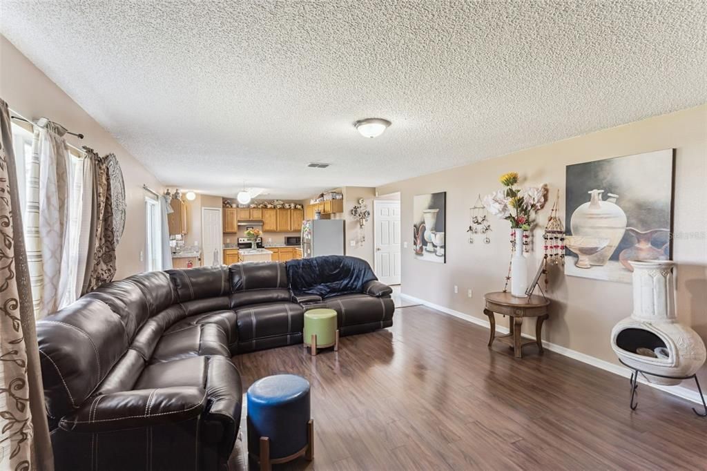 For Sale: $389,000 (5 beds, 2 baths, 3072 Square Feet)