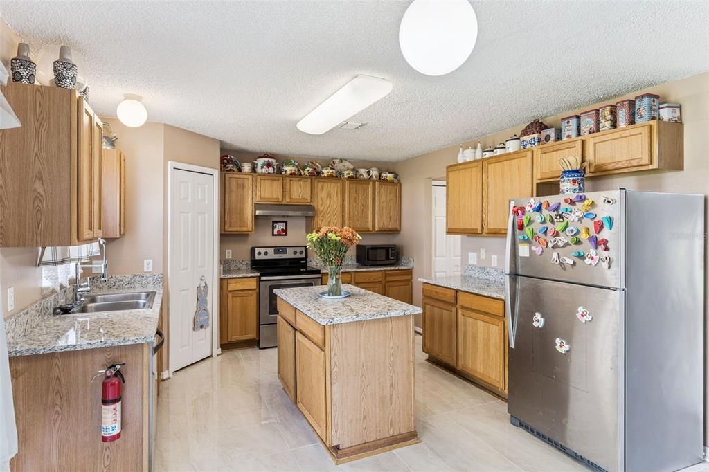 For Sale: $389,000 (5 beds, 2 baths, 3072 Square Feet)