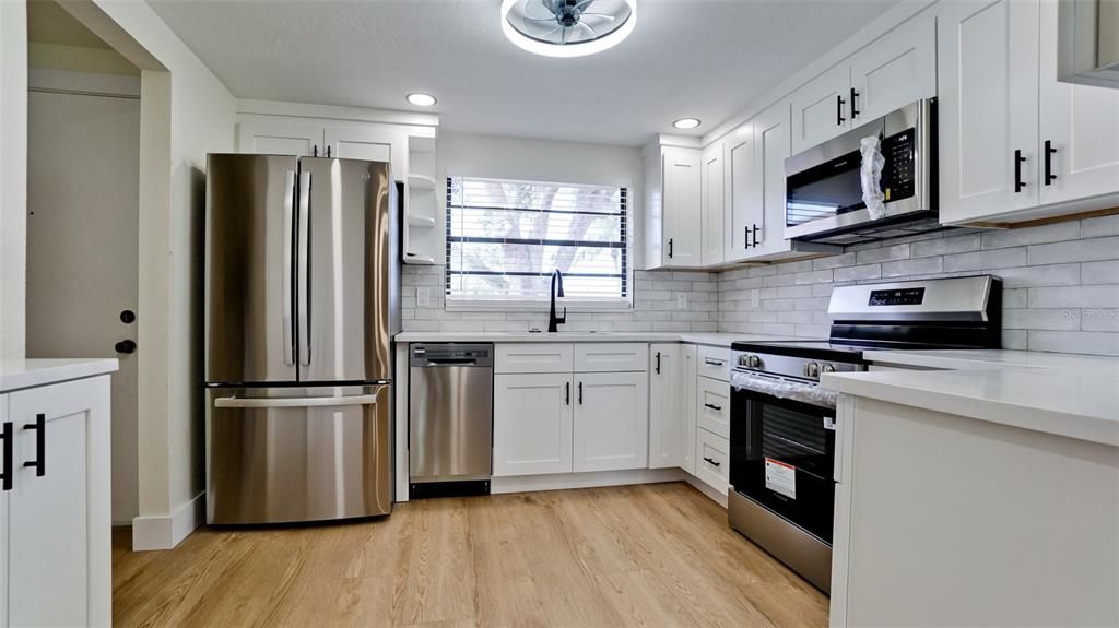 Active With Contract: $275,000 (2 beds, 2 baths, 1218 Square Feet)