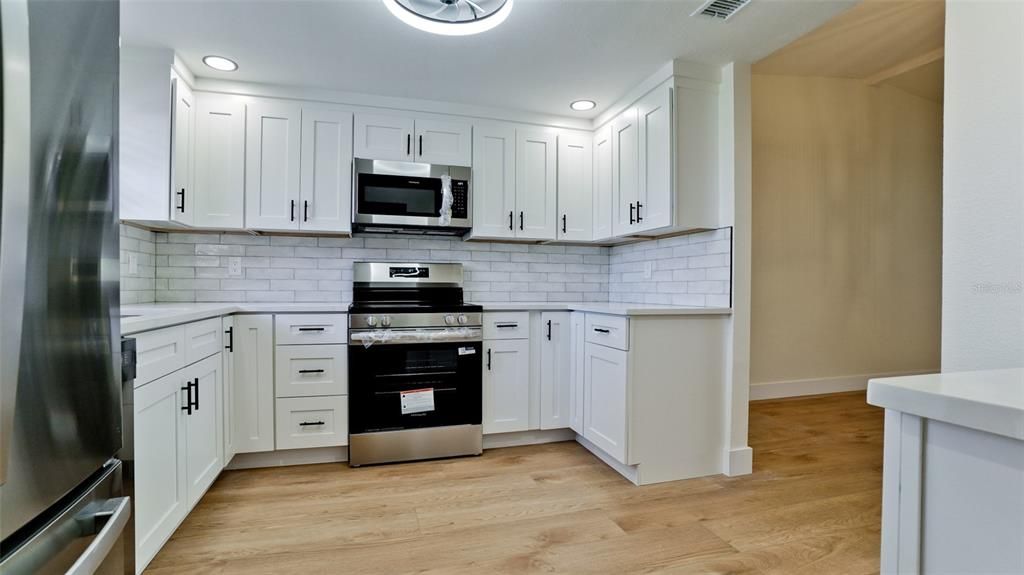 Active With Contract: $275,000 (2 beds, 2 baths, 1218 Square Feet)