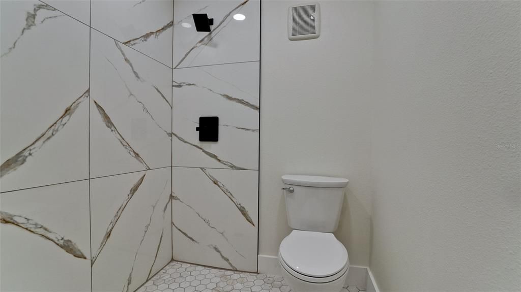 Active With Contract: $275,000 (2 beds, 2 baths, 1218 Square Feet)