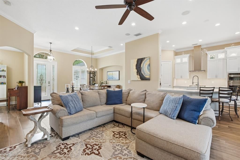 En Venta: $899,000 (4 camas, 3 baños, 2407 Pies cuadrados)