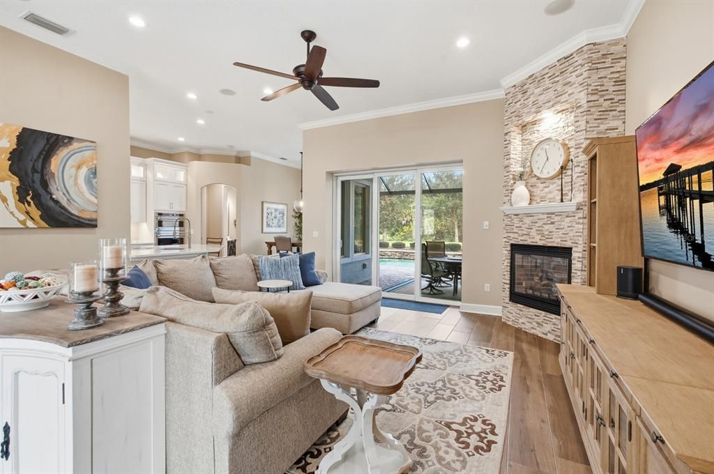 En Venta: $899,000 (4 camas, 3 baños, 2407 Pies cuadrados)