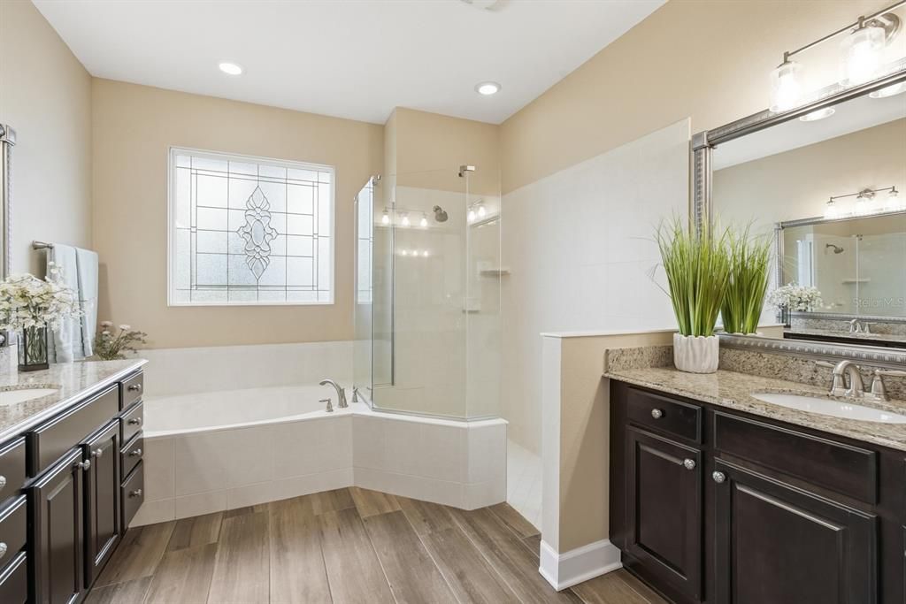 En Venta: $899,000 (4 camas, 3 baños, 2407 Pies cuadrados)