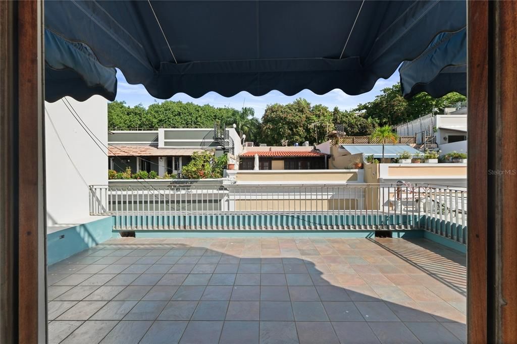 На продажу: $1,800,000 (2 спален, 2 ванн, 2050 Квадратных фут)