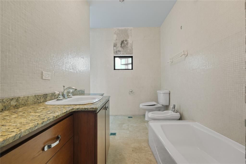 На продажу: $1,800,000 (2 спален, 2 ванн, 2050 Квадратных фут)