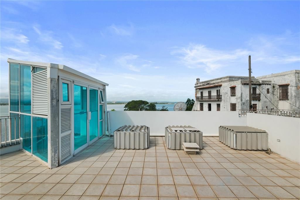 На продажу: $1,800,000 (2 спален, 2 ванн, 2050 Квадратных фут)