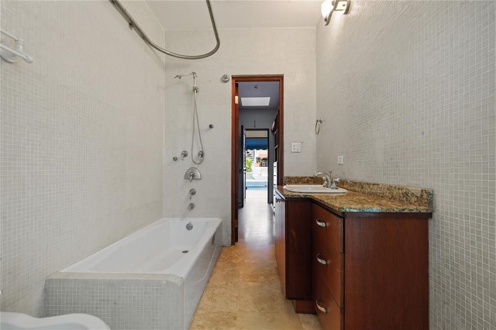 На продажу: $1,800,000 (2 спален, 2 ванн, 2050 Квадратных фут)