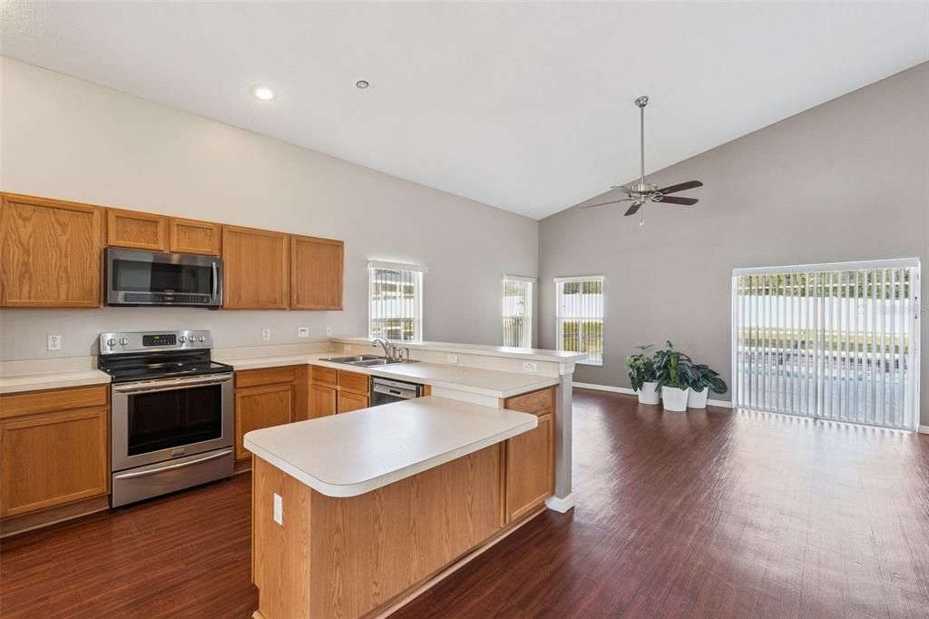 Activo con contrato: $2,695 (5 camas, 4 baños, 2322 Pies cuadrados)