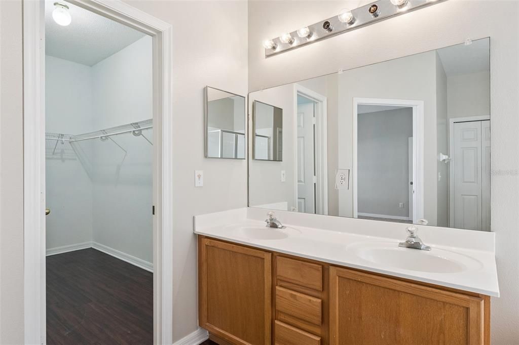 Activo con contrato: $2,695 (5 camas, 4 baños, 2322 Pies cuadrados)