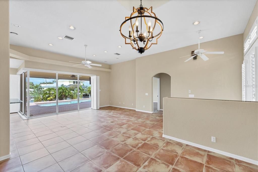 合同活跃: $569,000 (3 贝兹, 2 浴室, 1950 平方英尺)