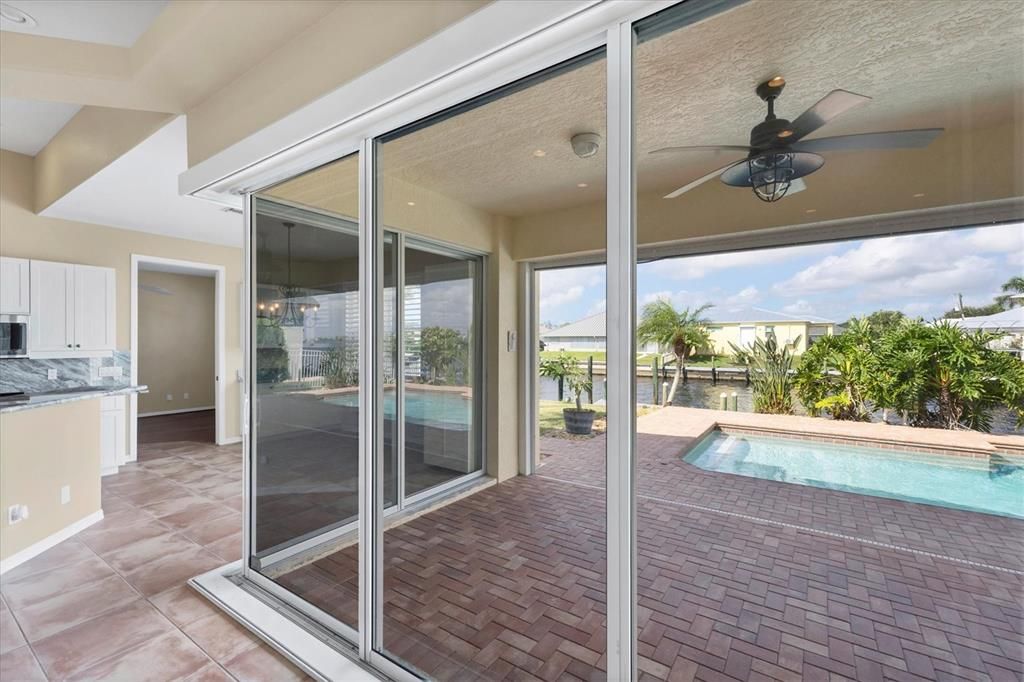 合同活跃: $569,000 (3 贝兹, 2 浴室, 1950 平方英尺)