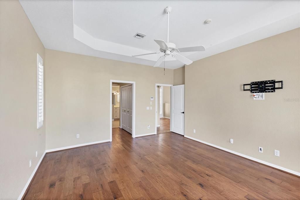 合同活跃: $569,000 (3 贝兹, 2 浴室, 1950 平方英尺)