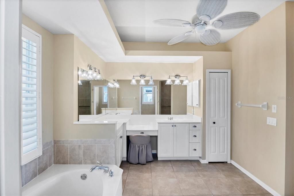 合同活跃: $569,000 (3 贝兹, 2 浴室, 1950 平方英尺)