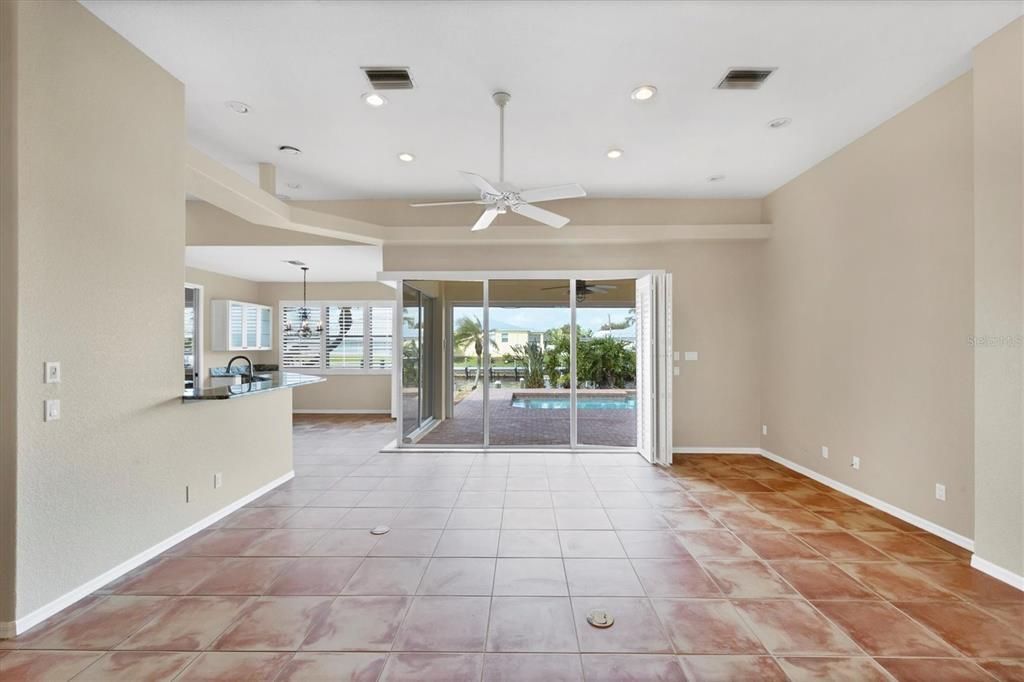 合同活跃: $569,000 (3 贝兹, 2 浴室, 1950 平方英尺)