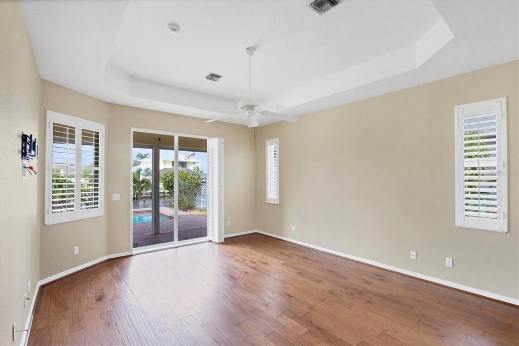 合同活跃: $569,000 (3 贝兹, 2 浴室, 1950 平方英尺)