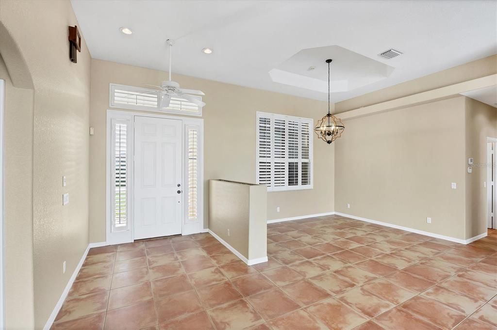 合同活跃: $569,000 (3 贝兹, 2 浴室, 1950 平方英尺)