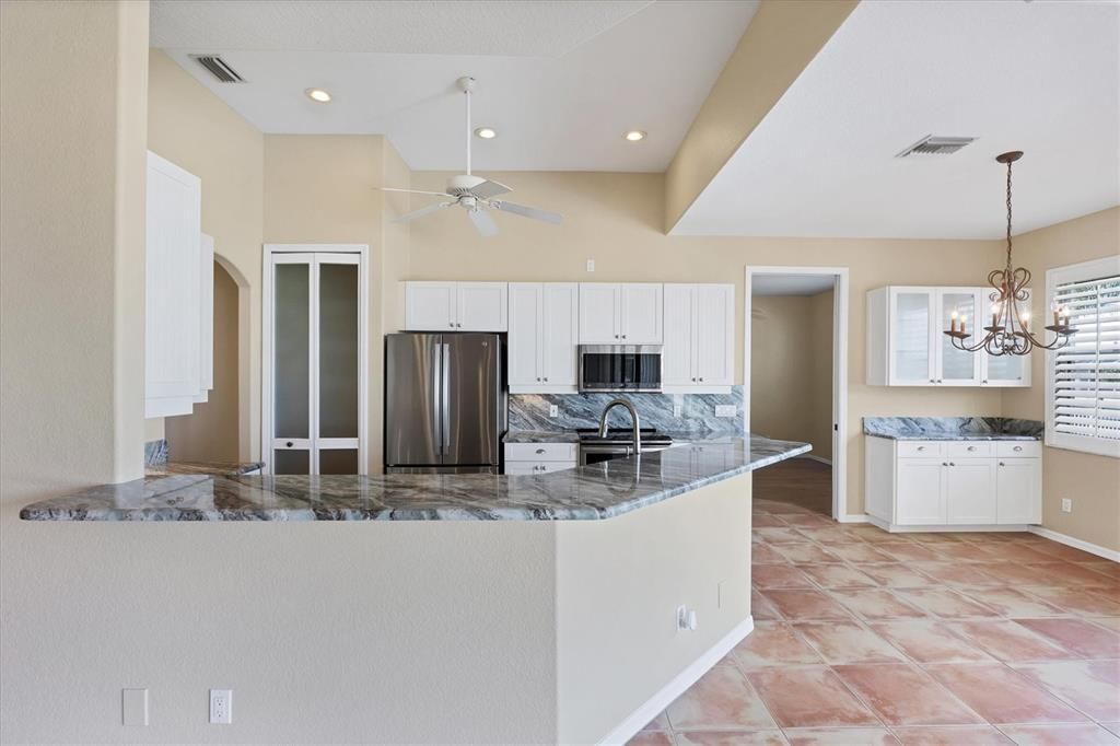 合同活跃: $569,000 (3 贝兹, 2 浴室, 1950 平方英尺)