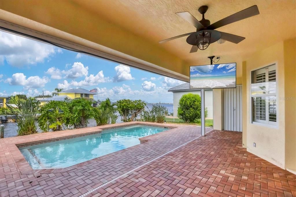 合同活跃: $569,000 (3 贝兹, 2 浴室, 1950 平方英尺)