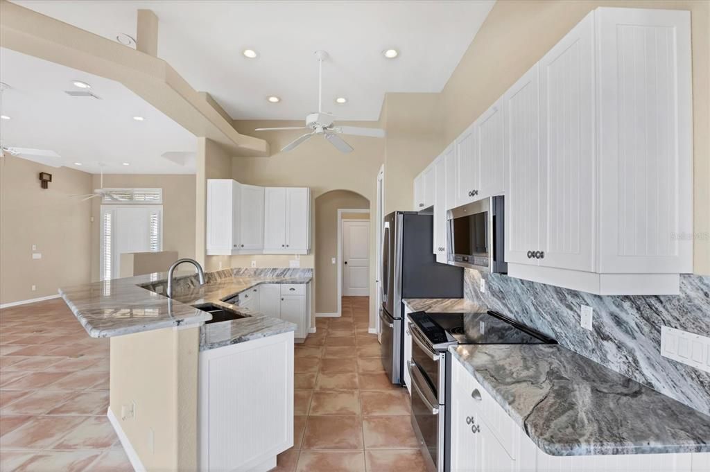 合同活跃: $569,000 (3 贝兹, 2 浴室, 1950 平方英尺)