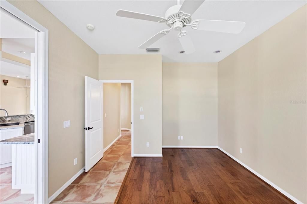 合同活跃: $569,000 (3 贝兹, 2 浴室, 1950 平方英尺)