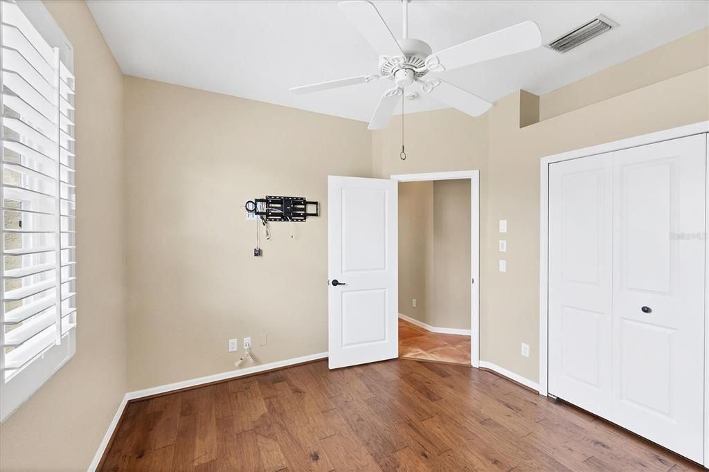 合同活跃: $569,000 (3 贝兹, 2 浴室, 1950 平方英尺)