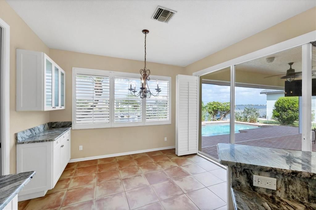 合同活跃: $569,000 (3 贝兹, 2 浴室, 1950 平方英尺)