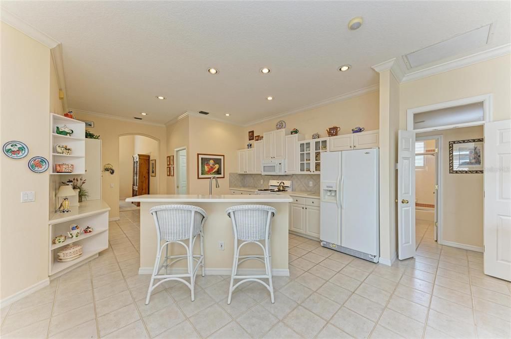 Под контрактом: $580,000 (3 спален, 2 ванн, 2410 Квадратных фут)