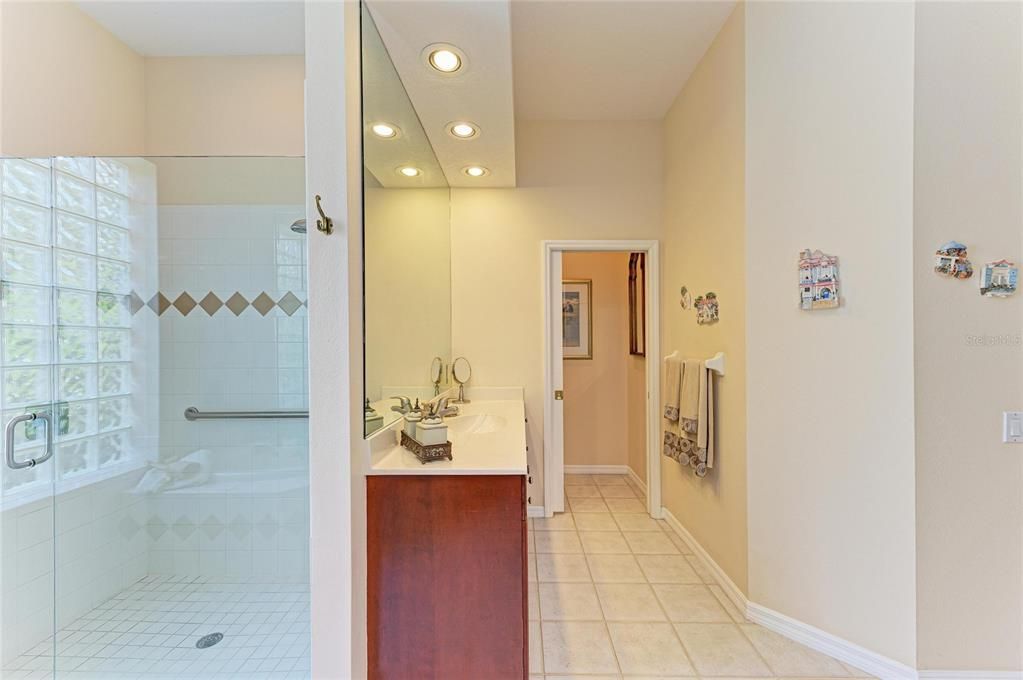 Под контрактом: $580,000 (3 спален, 2 ванн, 2410 Квадратных фут)