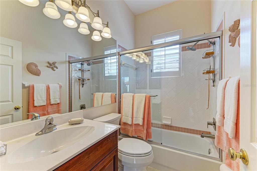 Под контрактом: $580,000 (3 спален, 2 ванн, 2410 Квадратных фут)