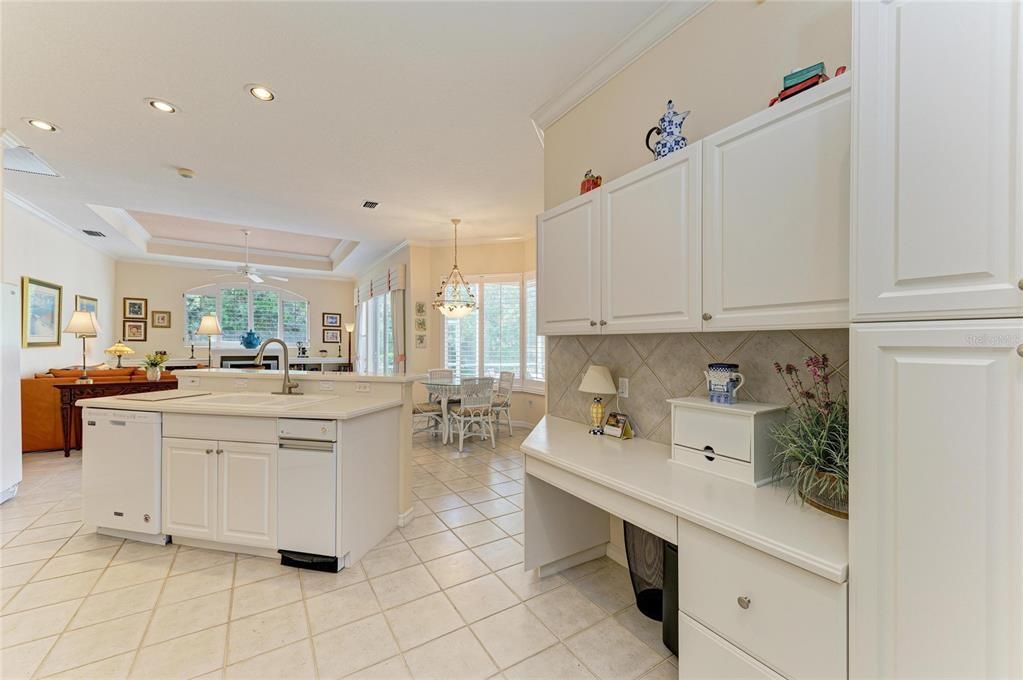 Под контрактом: $580,000 (3 спален, 2 ванн, 2410 Квадратных фут)