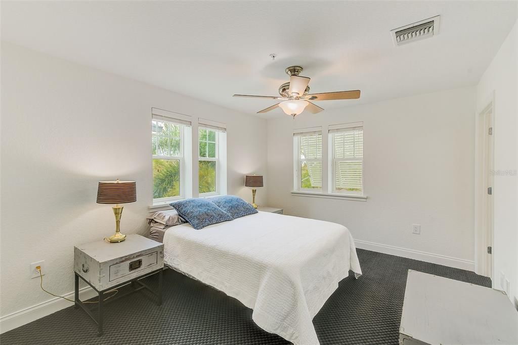 出租: $4,950 (3 贝兹, 3 浴室, 2080 平方英尺)