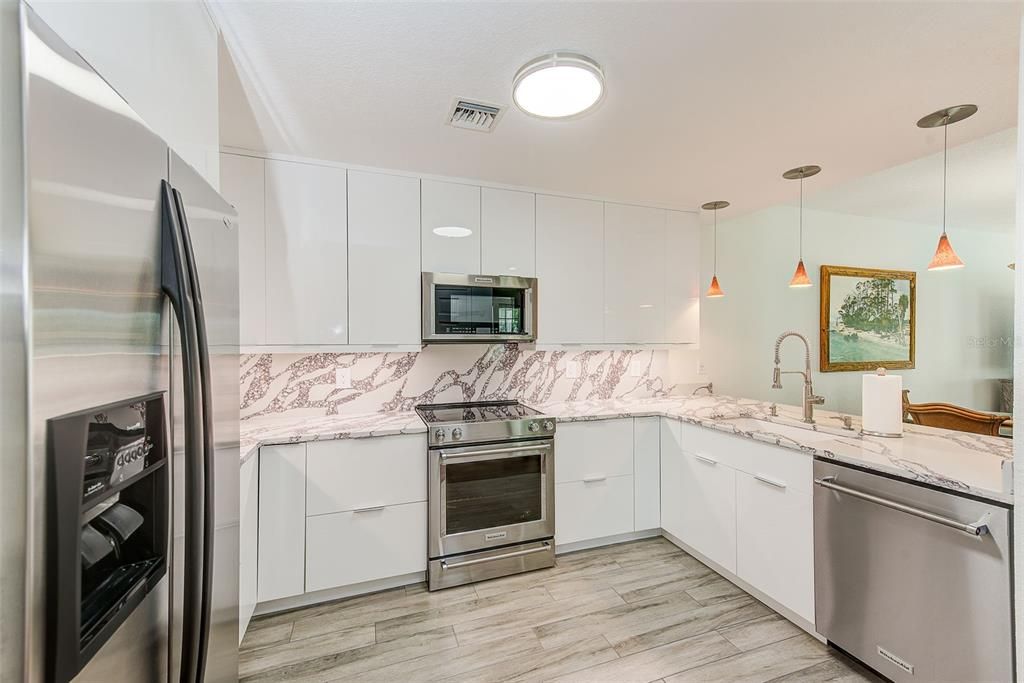 出租: $4,950 (3 贝兹, 3 浴室, 2080 平方英尺)