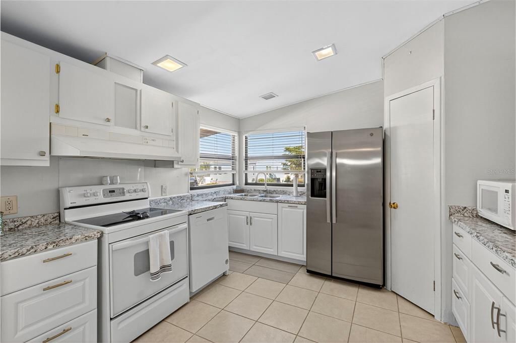 For Sale: $169,900 (2 beds, 2 baths, 1053 Square Feet)