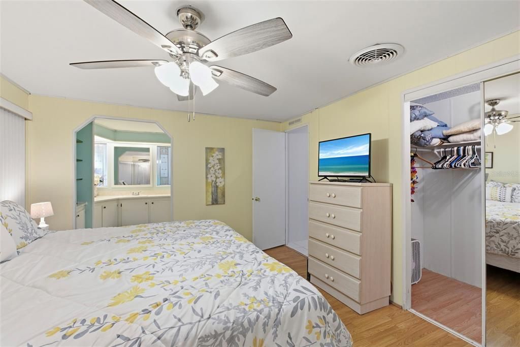 For Sale: $169,900 (2 beds, 2 baths, 1053 Square Feet)