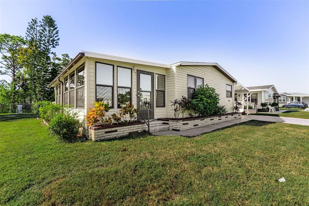 For Sale: $169,900 (2 beds, 2 baths, 1053 Square Feet)