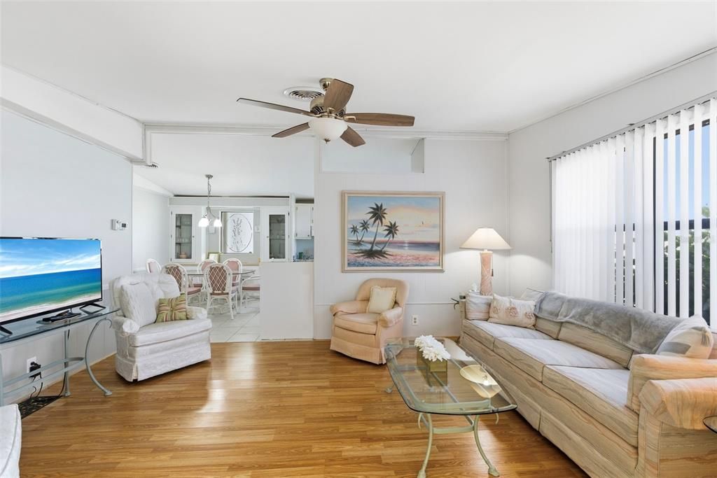 For Sale: $169,900 (2 beds, 2 baths, 1053 Square Feet)