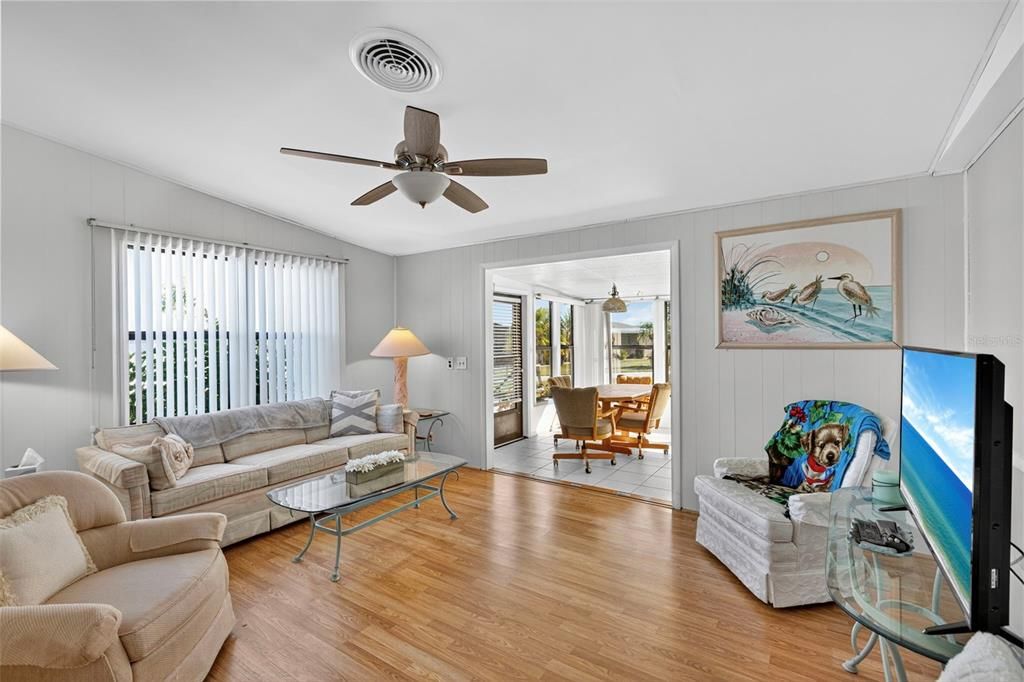 For Sale: $169,900 (2 beds, 2 baths, 1053 Square Feet)