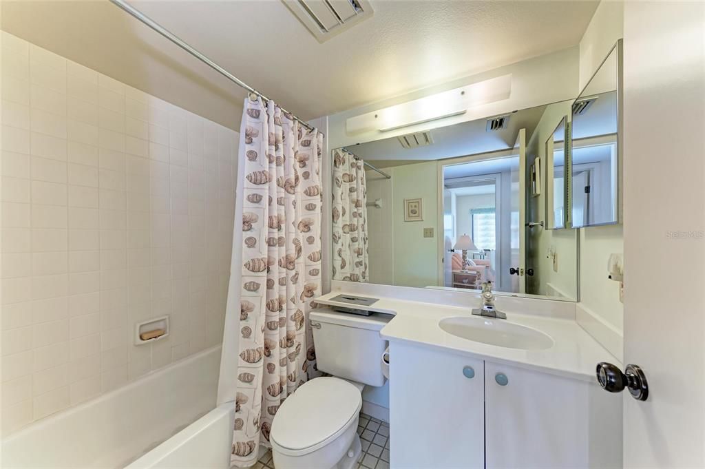 合同活跃: $175,000 (2 贝兹, 2 浴室, 1062 平方英尺)