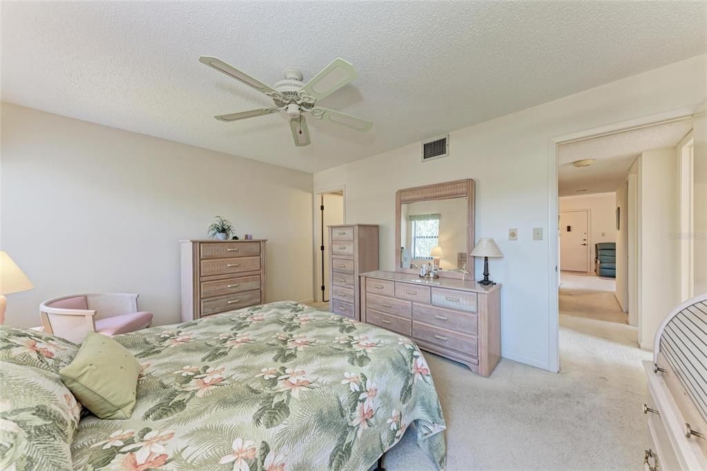 合同活跃: $175,000 (2 贝兹, 2 浴室, 1062 平方英尺)