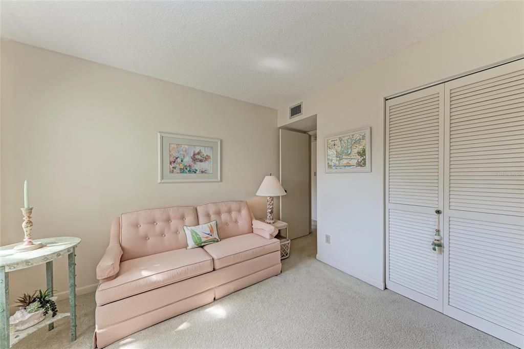 合同活跃: $175,000 (2 贝兹, 2 浴室, 1062 平方英尺)