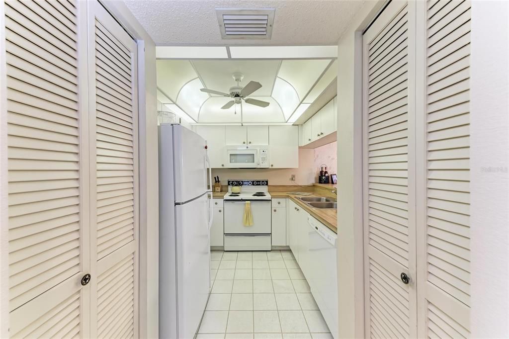 合同活跃: $175,000 (2 贝兹, 2 浴室, 1062 平方英尺)