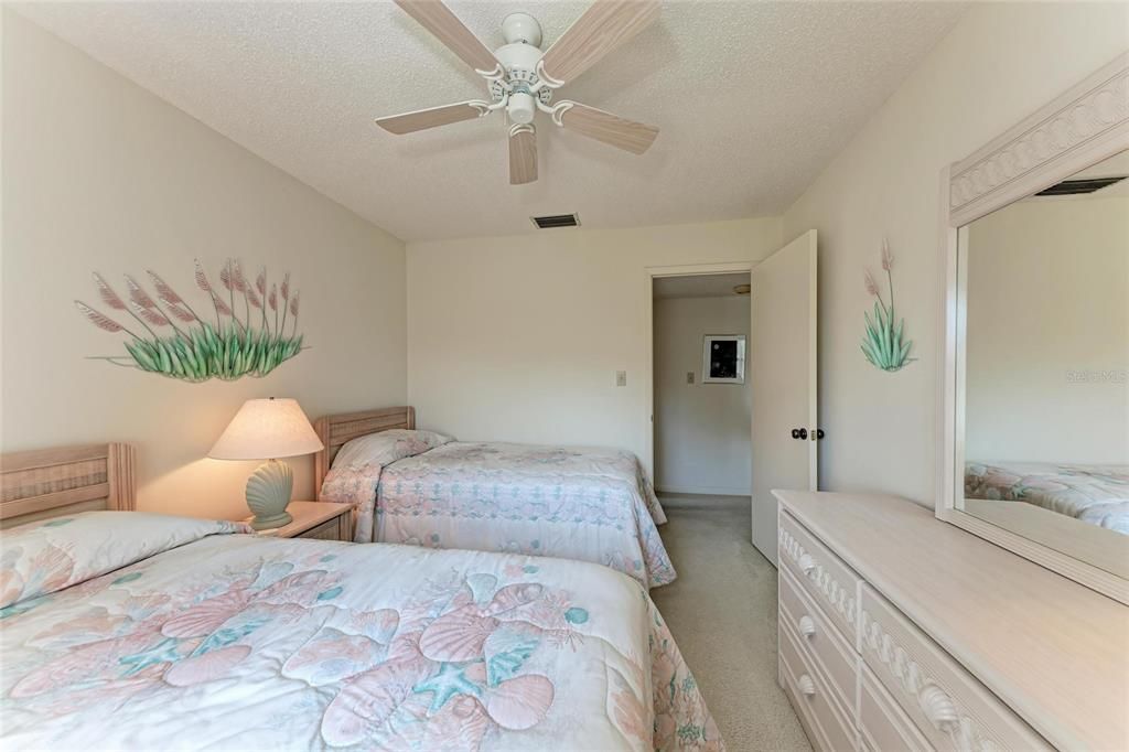 合同活跃: $175,000 (2 贝兹, 2 浴室, 1062 平方英尺)